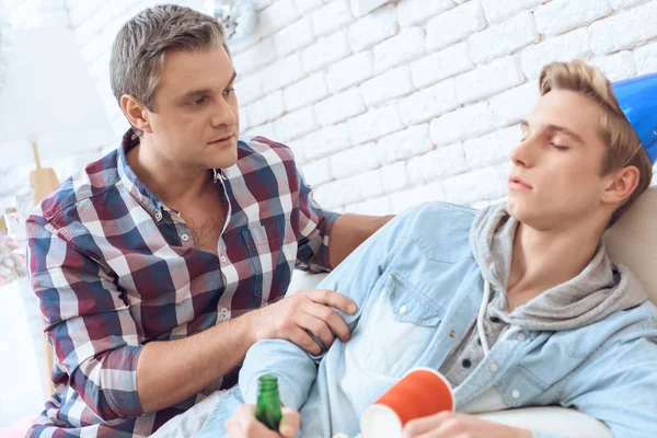 Son Having Headache Birthday Party Father Trying Talking Him — Stock Photo, Image