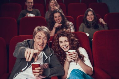 İnsanlar sinemada oturup birlikte film izliyorlar..