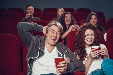 İnsanlar sinemada oturup birlikte film izliyorlar..