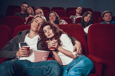 İnsanlar sinemada bir korku filmi izlemeye geldiler..