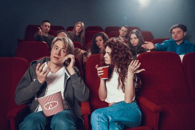 İnsanlar sinemada bir korku filmi izlemeye geldiler..