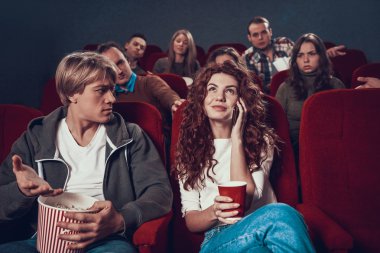İnsanlar sinemada bir korku filmi izlemeye geldiler..
