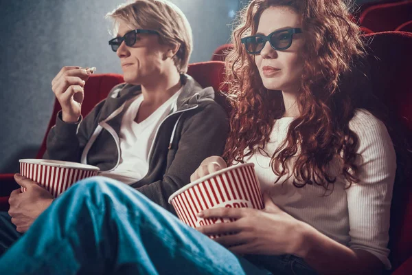 Guy and woman are sitting and watching a movie — Stock Photo, Image