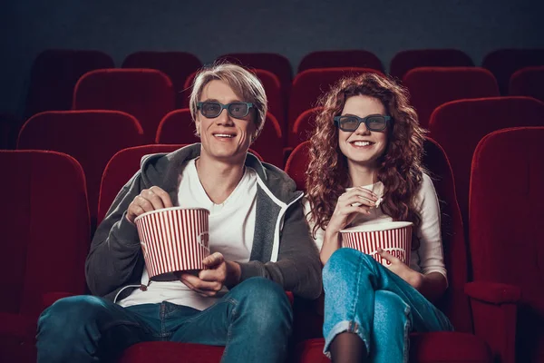 Guy and woman are sitting and watching a movie — Stock Photo, Image