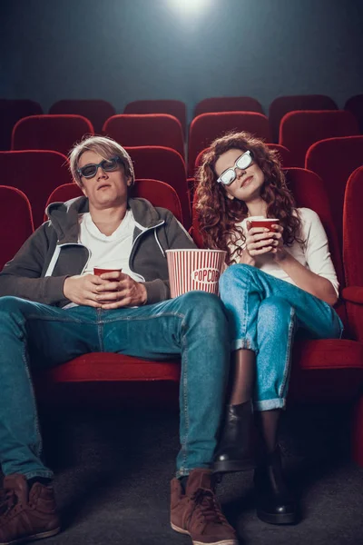 男的和女的坐着看电影 — 图库照片