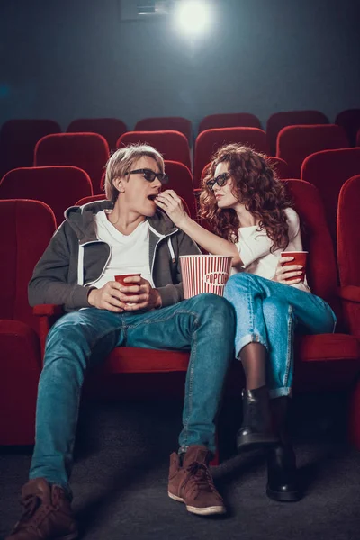 男的和女的坐着看电影 — 图库照片