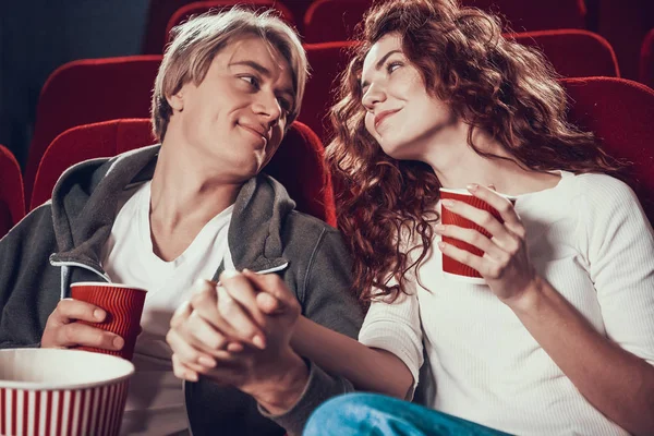 Guy en vrouw zitten een film te kijken. — Stockfoto