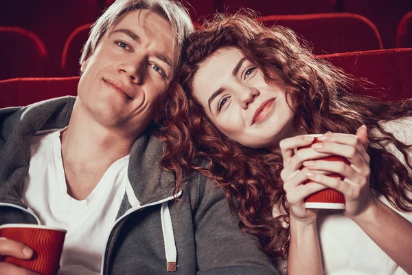 Guy en vrouw zitten een film te kijken. — Stockfoto