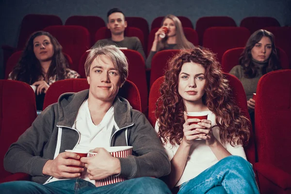 İnsanlar sinemada oturup birlikte film izliyorlar..