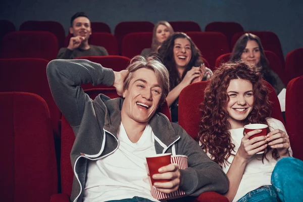 İnsanlar sinemada oturup birlikte film izliyorlar..