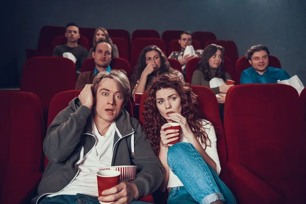 Folk kom för att se en skräckfilm på bio. — Stockfoto