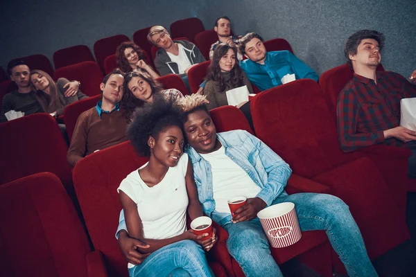 People sit in the cinema and watch a movie. — Stock Photo, Image