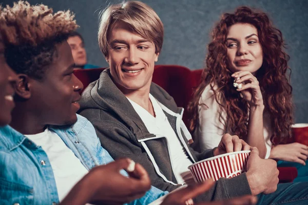 Bir adam sinemada bir arkadaşıyla iletişim kurar.. 