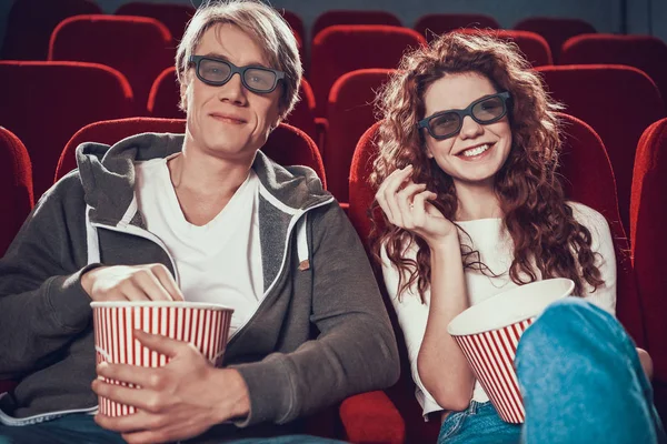 Guy y la mujer están sentados y viendo una película Imagen De Stock