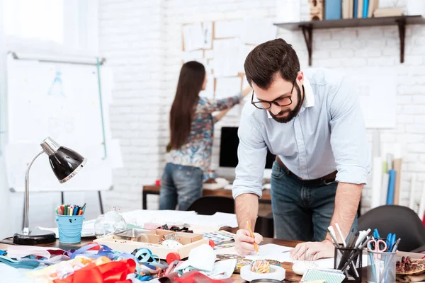 Männlicher Designer Skizziert Während Frau Schneiderei Mit Aufträgen Arbeitet — Stockfoto