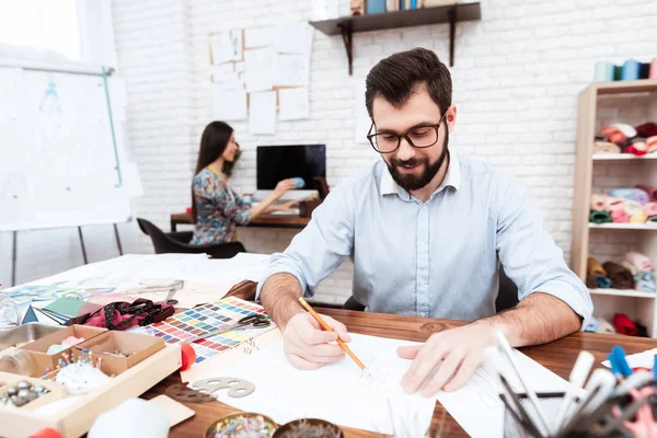 Male Designer Making Sketch While Woman Working Orders Tailor Shop — Stock Photo, Image
