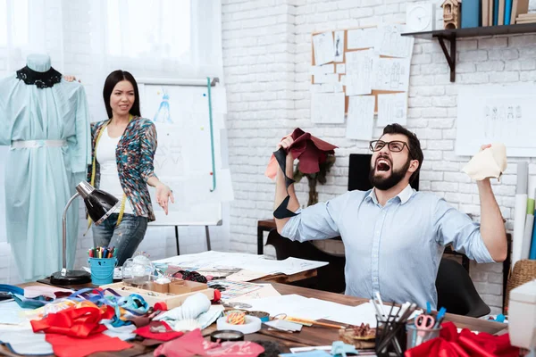 Wütender Mann Schreit Mit Bunten Stoffen Der Hand Schneiderei — Stockfoto