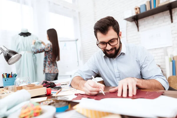 Male Designer Making Sketch While Woman Working Mannequin Tailor Shop — Stock Photo, Image
