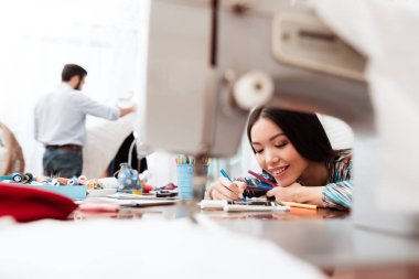 kadın tasarımcı yapım kroki manken terzi dükkanında çalışan adam 