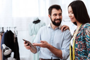 erkek ve kadın tablet PC'de seyir salonu terzi