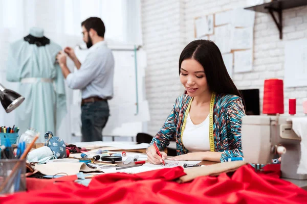 Designerin Entwirft Skizze Während Mann Schneiderei Schaufensterpuppe Arbeitet — Stockfoto