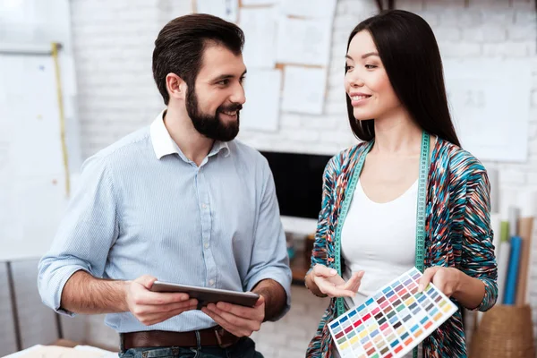 Zwei Designer Diskutieren Schneiderei Über Arbeitsmomente — Stockfoto