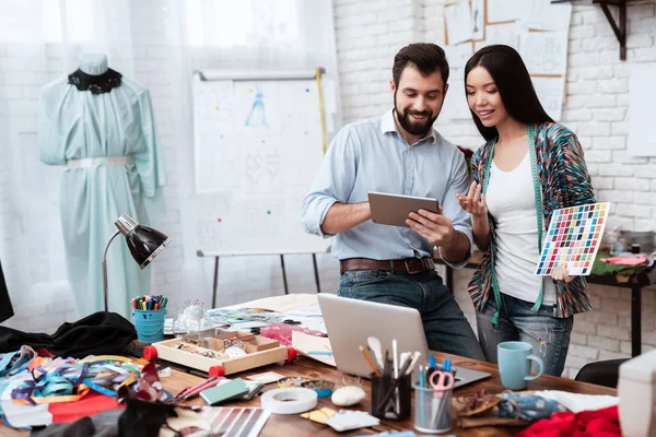 Zwei Designer Diskutieren Schneiderei Über Arbeitsmomente — Stockfoto