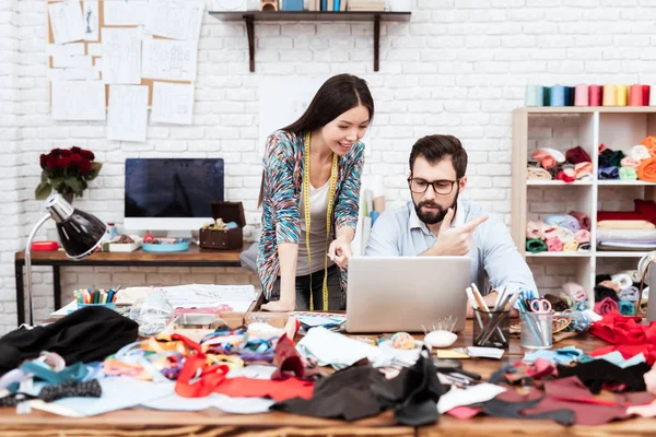 Zwei Designer Diskutieren Schneiderei Über Arbeitsmomente — Stockfoto