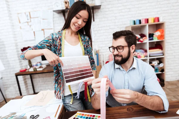 Dos Diseñadores Discutiendo Momentos Trabajo Sastrería —  Fotos de Stock