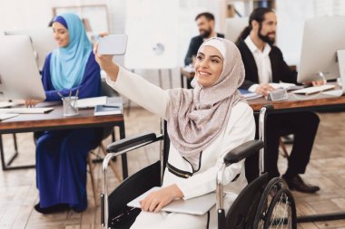 Arap kadın Türban selfie smartphone alarak tekerlekli sandalyeye mahkum devre dışı
