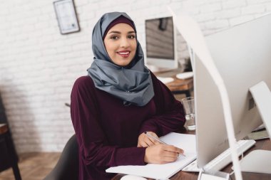 Masada notlar alarak Türban Arap kadın