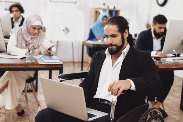 Handicap Arabische Man Pak Rolstoel Die Laptop Werkt — Stockfoto