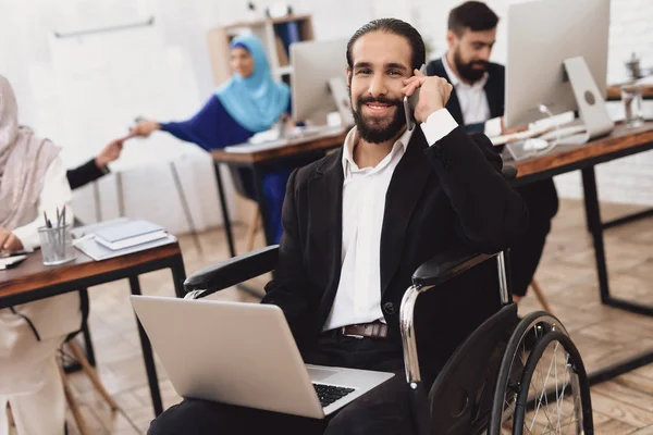 Handicap Arabische Man Pak Rolstoel Die Laptop Werkt — Stockfoto