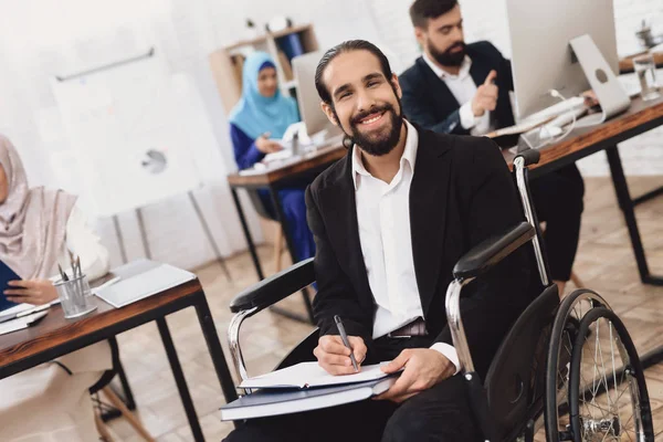 Hombre Árabe Discapacitado Traje Silla Ruedas Tomando Notas — Foto de Stock