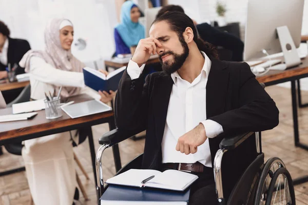 Hombre Árabe Discapacitado Traje Silla Ruedas Cansado Trabajando Oficina — Foto de Stock