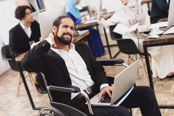 Office での作業に疲れて車椅子でスーツで無効のアラブ人 — ストック写真