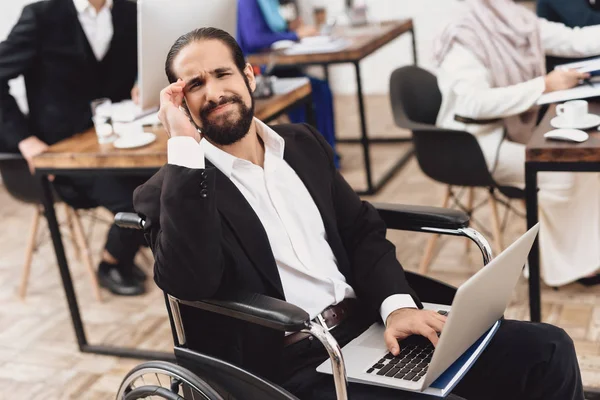 Office での作業に疲れて車椅子でスーツで無効のアラブ人 — ストック写真