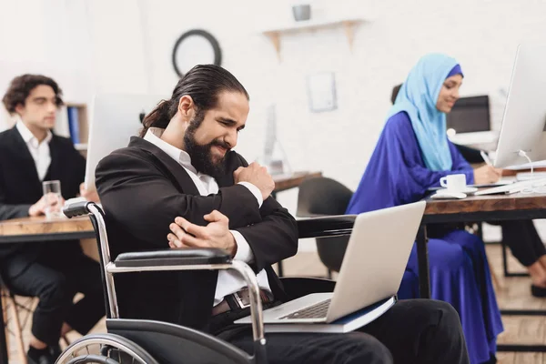 Handicap Arabische Man Pak Rolstoel Werkzaam Kantoor — Stockfoto
