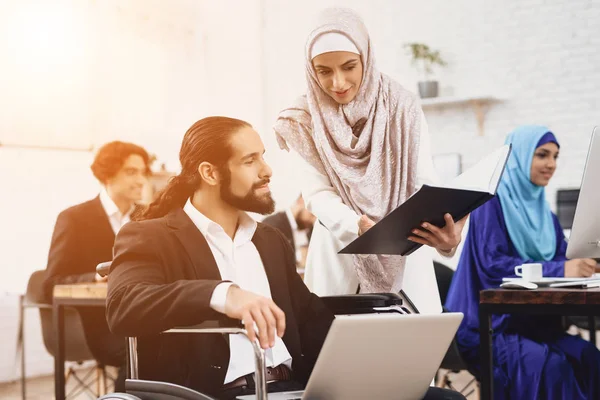 Disabili Arabo Uomo Tuta Sedia Rotelle Parlando Con Collega Lavoro — Foto Stock