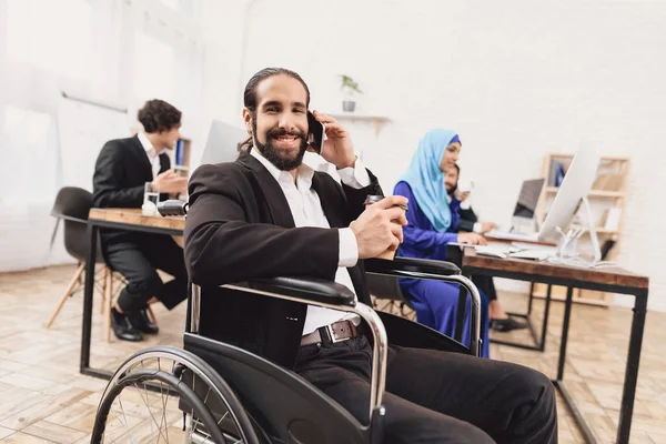 Hombre Árabe Discapacitado Traje Silla Ruedas Hablando Smartphone Bebiendo Café — Foto de Stock