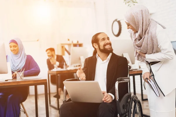 Handicap Arabische Man Pak Rolstoel Praten Met Vrouwelijke Collega — Stockfoto
