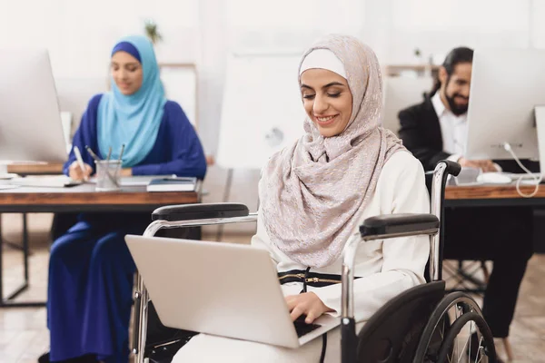 Behinderte Araberin Rollstuhl Und Kollegen Die Büro Computer Arbeiten — Stockfoto