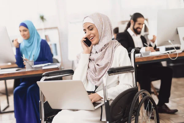 Mujer Árabe Discapacitada Hijab Silla Ruedas Trabajando Ordenador Portátil Hablando — Foto de Stock