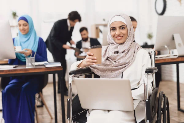 Mujer Árabe Discapacitada Hijab Silla Ruedas Trabajando Computadora Portátil Tomando — Foto de Stock