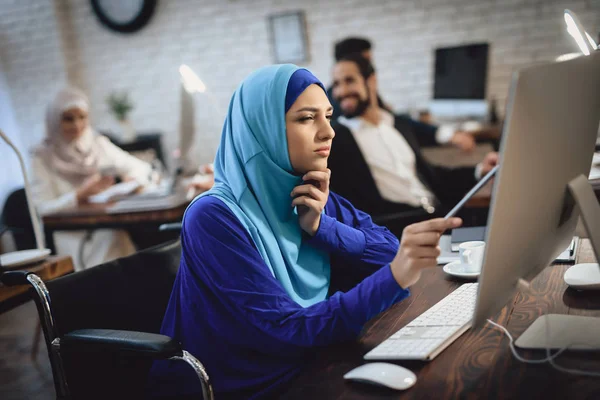 Gehandicapte Arabische Vrouw Rolstoel Werken Office Computer — Stockfoto