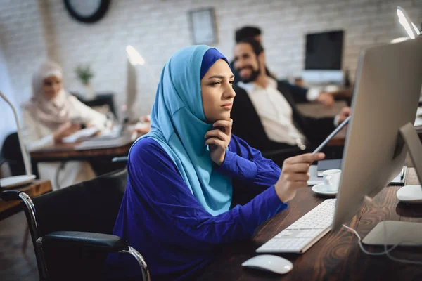 Zakázané Arab Žena Invalidním Vozíku Práce Kanceláři Počítači — Stock fotografie