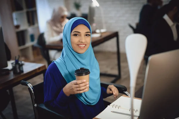 Behinderte Arabische Frau Rollstuhl Arbeitet Computer Und Trinkt Kaffee — Stockfoto