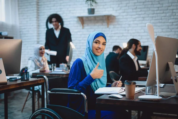 Gehandicapte Arabische Vrouw Rolstoel Duim Opgevend — Stockfoto