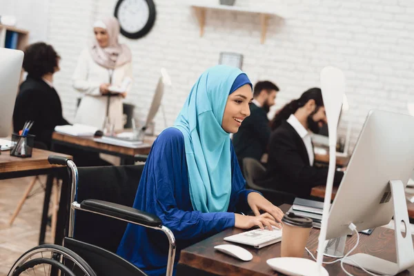 Femeie Arabă Handicap Scaun Rotile Care Lucrează Desktop — Fotografie, imagine de stoc