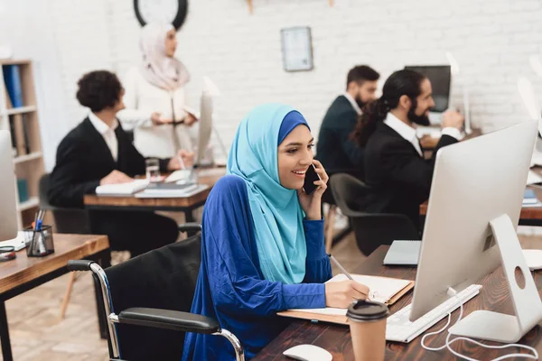 Donna Araba Disabile Hijab Sedia Rotelle Che Lavora Sul Computer — Foto Stock